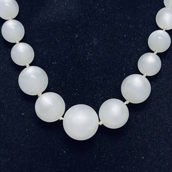 Vintage Chunky White Moonglow Graduated Bead Necklace (5662) - Picture 2 of 6